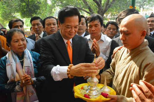 Vietnam Prime Minister Nguyễn Tấn Dũng visits Bodh Gaya 